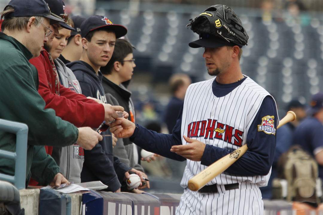 Fans-Mud-Hens-Opener-Clete-Thomas-autograph