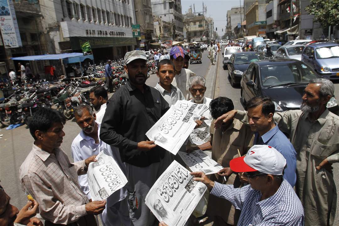 Bin-Laden-Reaction-Karachi-newsstand