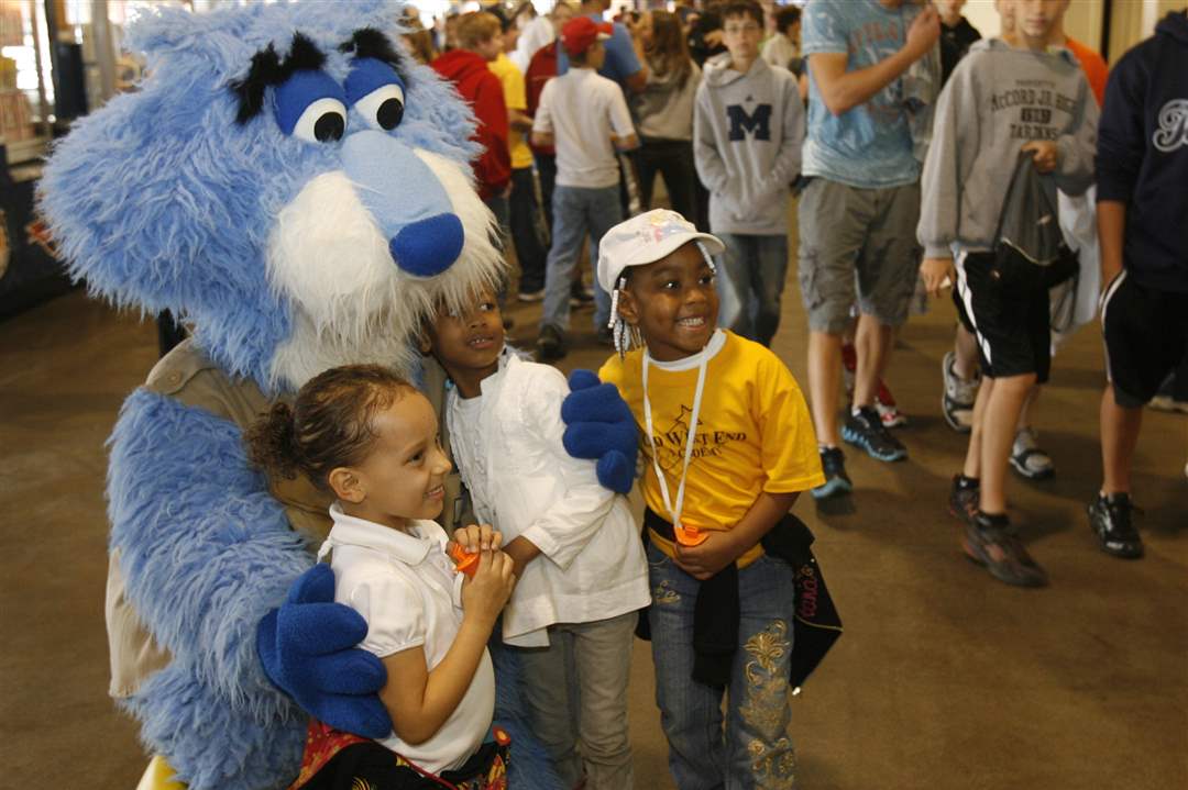 Mud-Hens-Cat-Trick-and-students