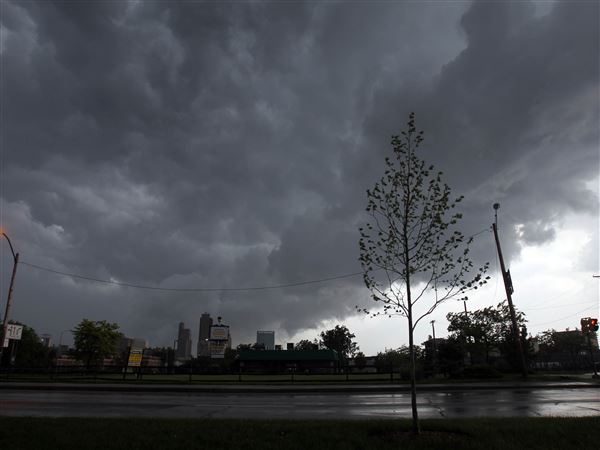 Thunderstorm warning issued for area west of Toledo; storm moving ESE