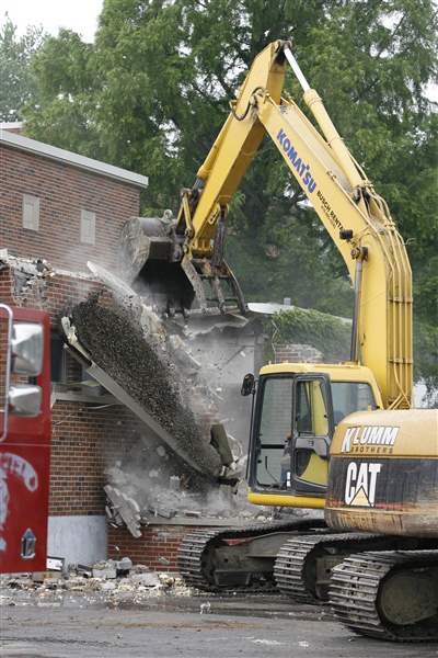 Maplewood-demolitionn-crane-again-6-21-2011