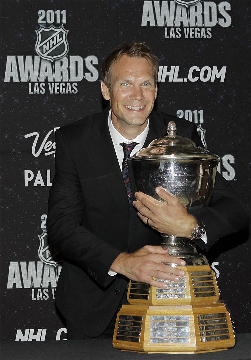 Nicklas-Lidstrom-and-norris-trophy.jpg