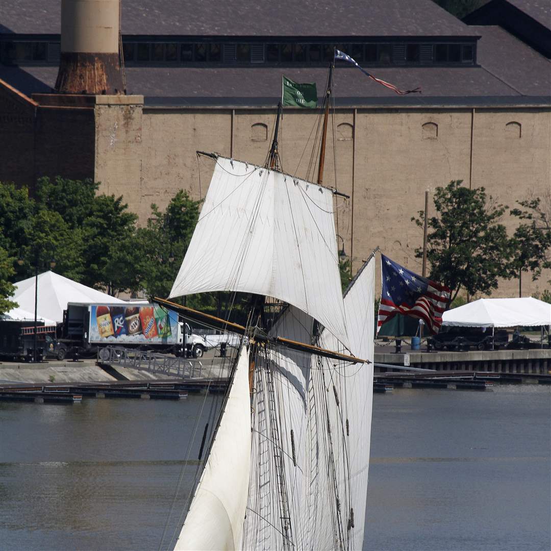 Lynx-sailing-into-Toledo