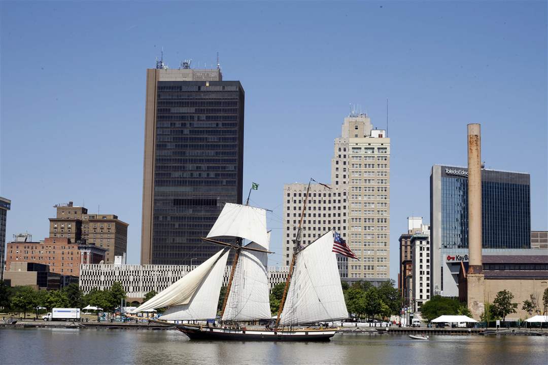 Lynx-and-downtown-background