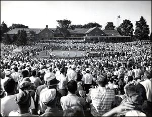 The crowd at Inverness Club circles the green at No. 18 at the 1957 U.S. Open won by Dick Mayer.