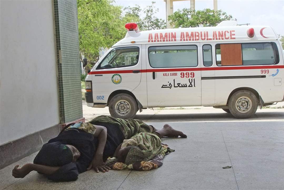 Banadir-hospital-mother-child-lie-outside