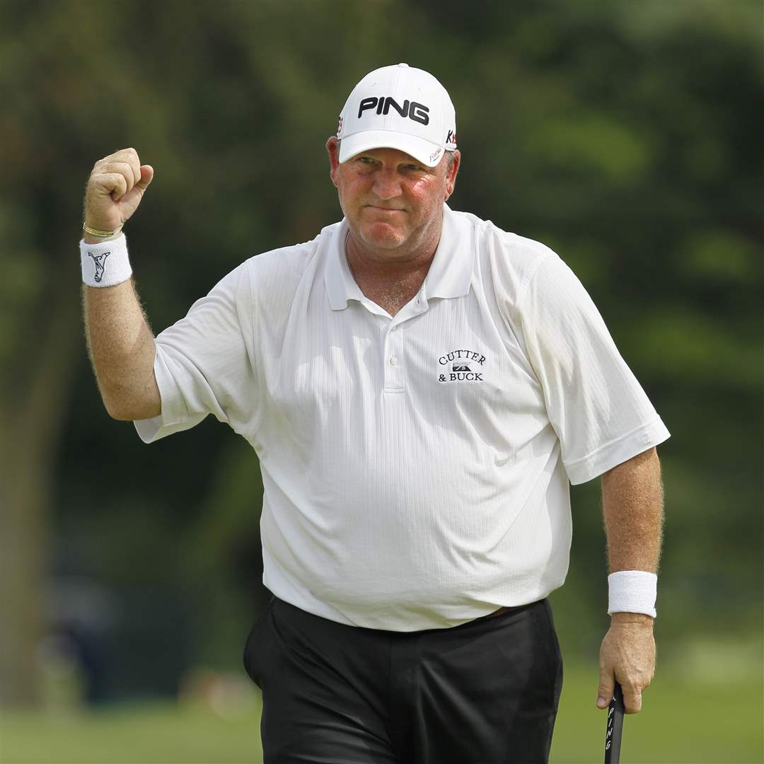 Mark-Calcavecchia-pumps-his-fist-after-making-a-birdie