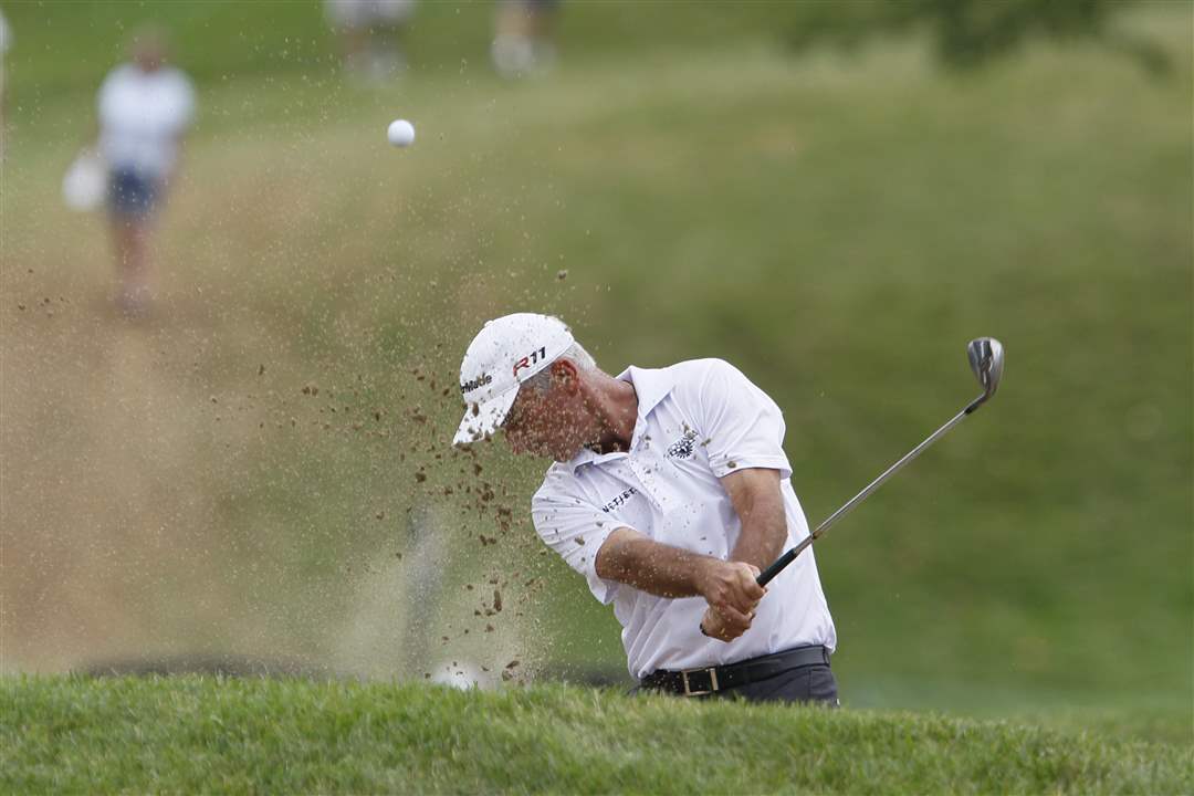 Corey-Pavin-takes-a-shot-from-a-bunker