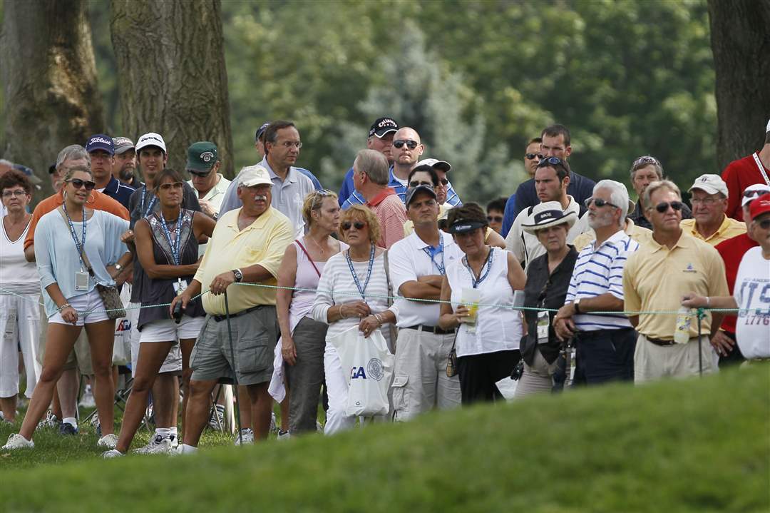 Gallery-watches-action-on-9th-hole