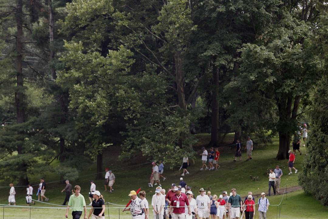 Members-of-the-gallery-walk-past-the-17th-fairway