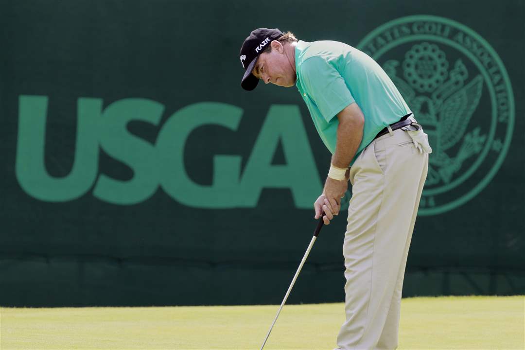 Olin-Browne-putts-on-the-18th-hole