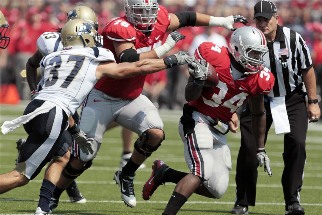 Ohio-State-Carlos-Hyde-runs-against-Akron-Seth-Cunningham