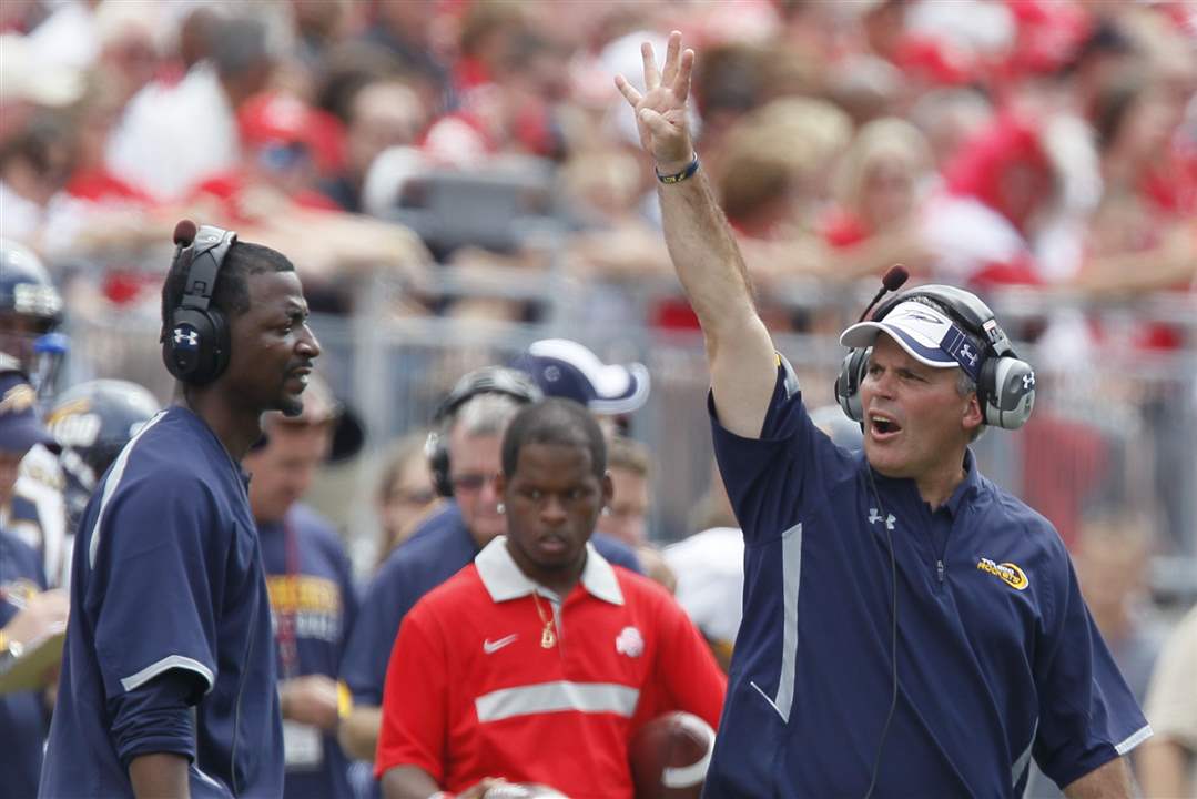 UT-coach-Tim-Beckman-gives-instructions