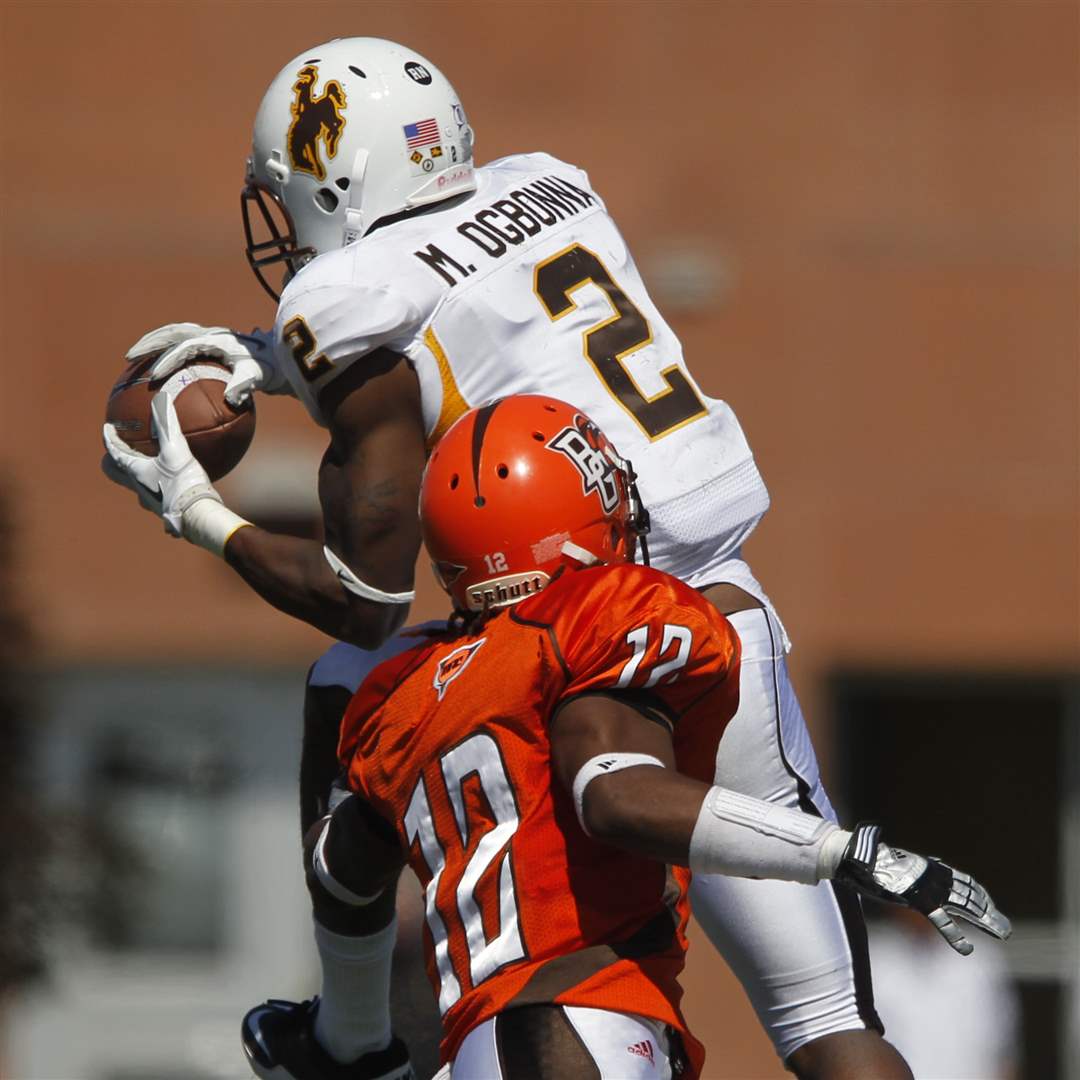 Wyoming-Mazi-Ogbonna-catch-BGSU-Devon-McKoy-defends