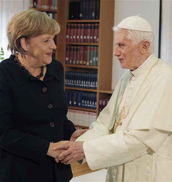 Benedict-XVI-Angela-Merkel-shake-hands