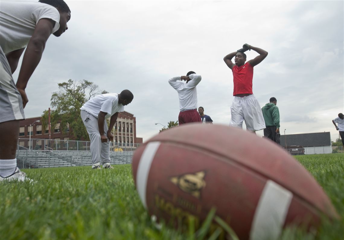 Detroit Lions' Ndamukong Suh gives gear to Detroit high school team 