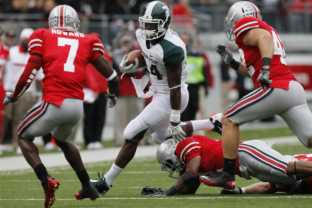 Michigan-State-RB-Le-Veon-Bell-rushes-past-OSU-defense