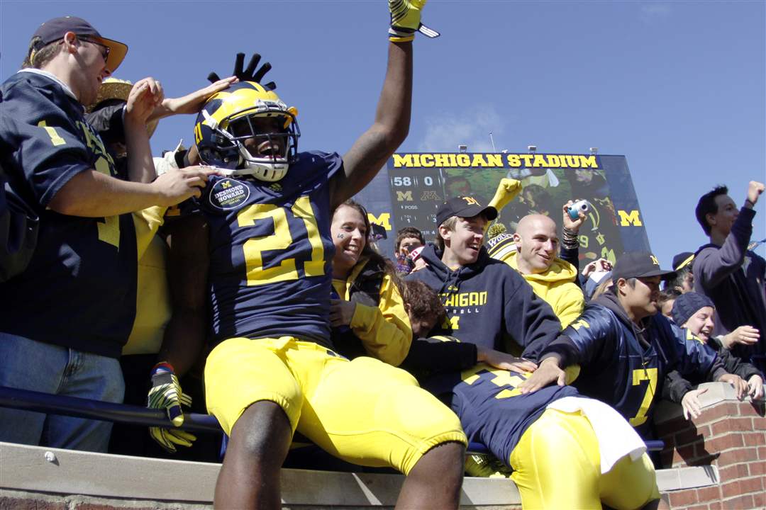 Michigan-s-Junior-Hemingway-celebrates-with-fans