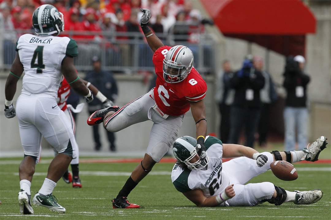 Ohio-State-LB-Etienne-Sabino-breaks-up-a-pass