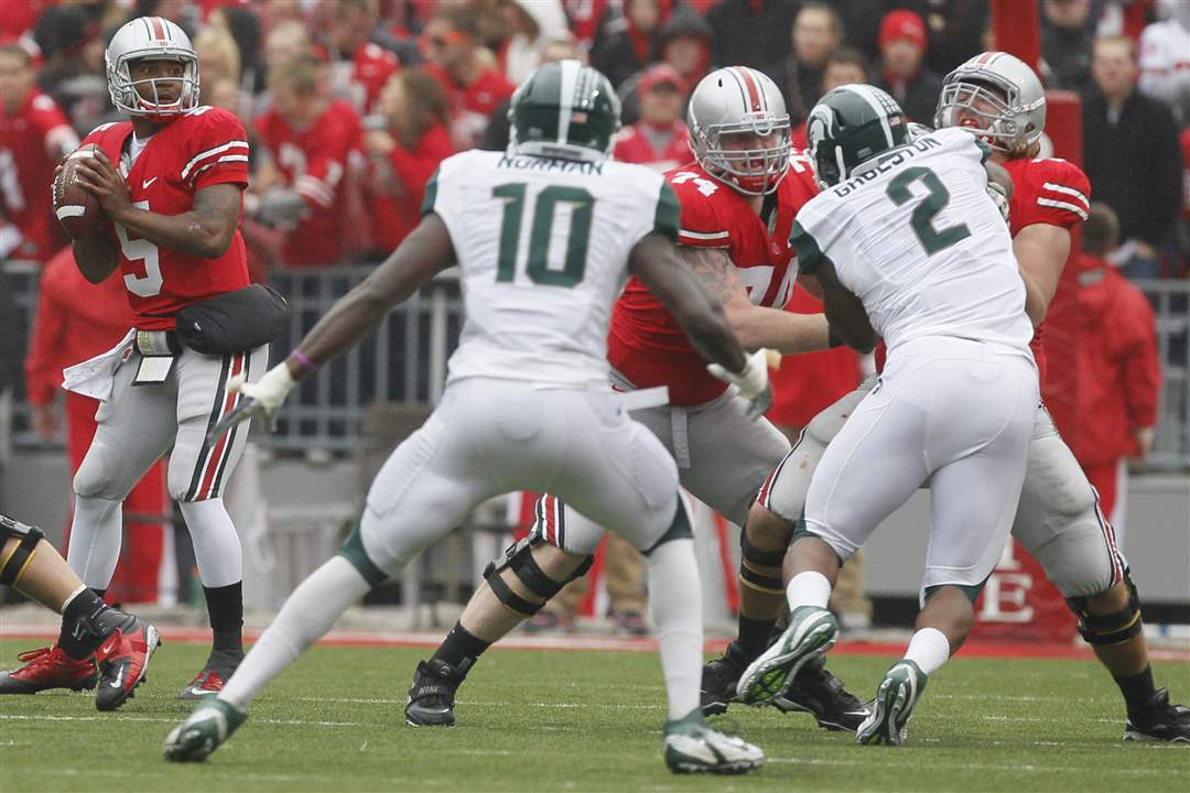 Ohio-State-QB-Braxton-Miller-looks-downfield