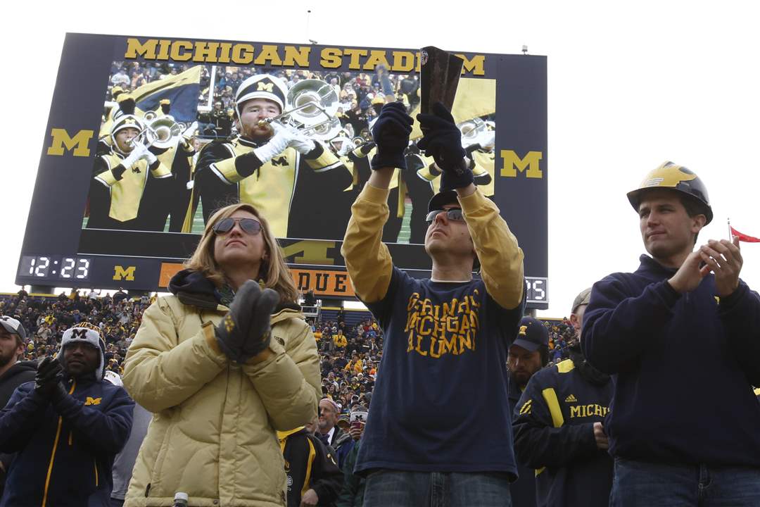 Ohio-residents-David-Wise-and-Jarman-Davis-cheer-for-Michigan