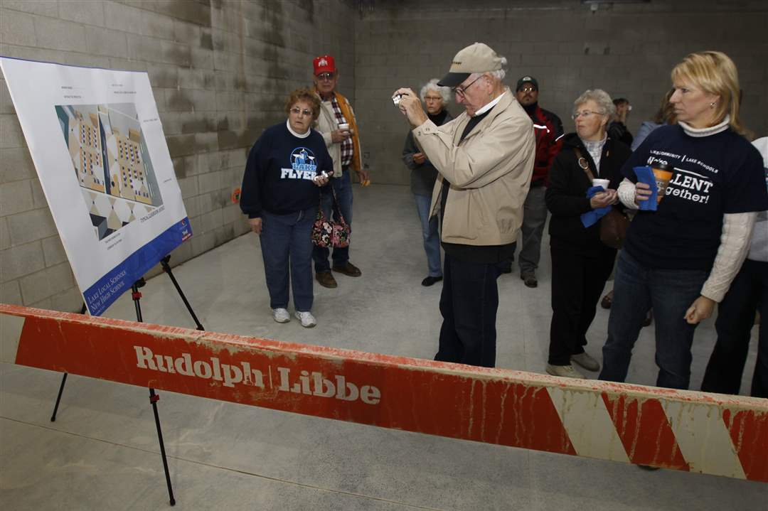 Toledoan-Jim-Klewer-takes-a-snapshot-of-a-drawing-of-a-classroom