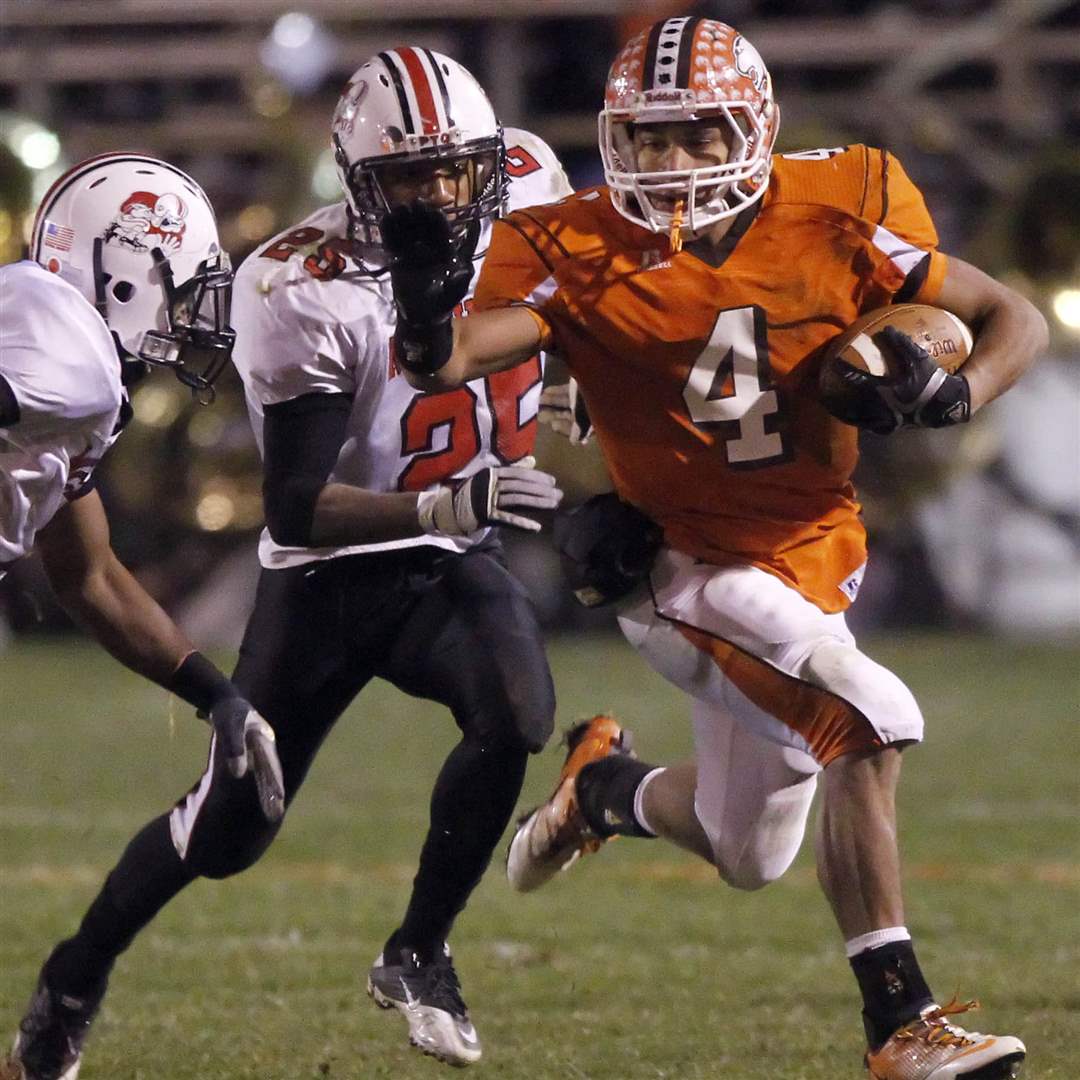 Southview-s-JQ-Bowers-tries-to-score-a-TD