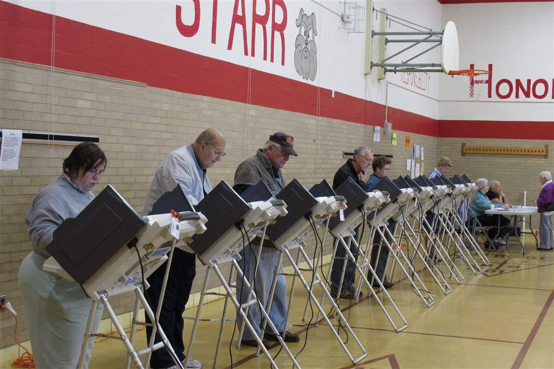 cast-ballots-Oregon-precinct-12