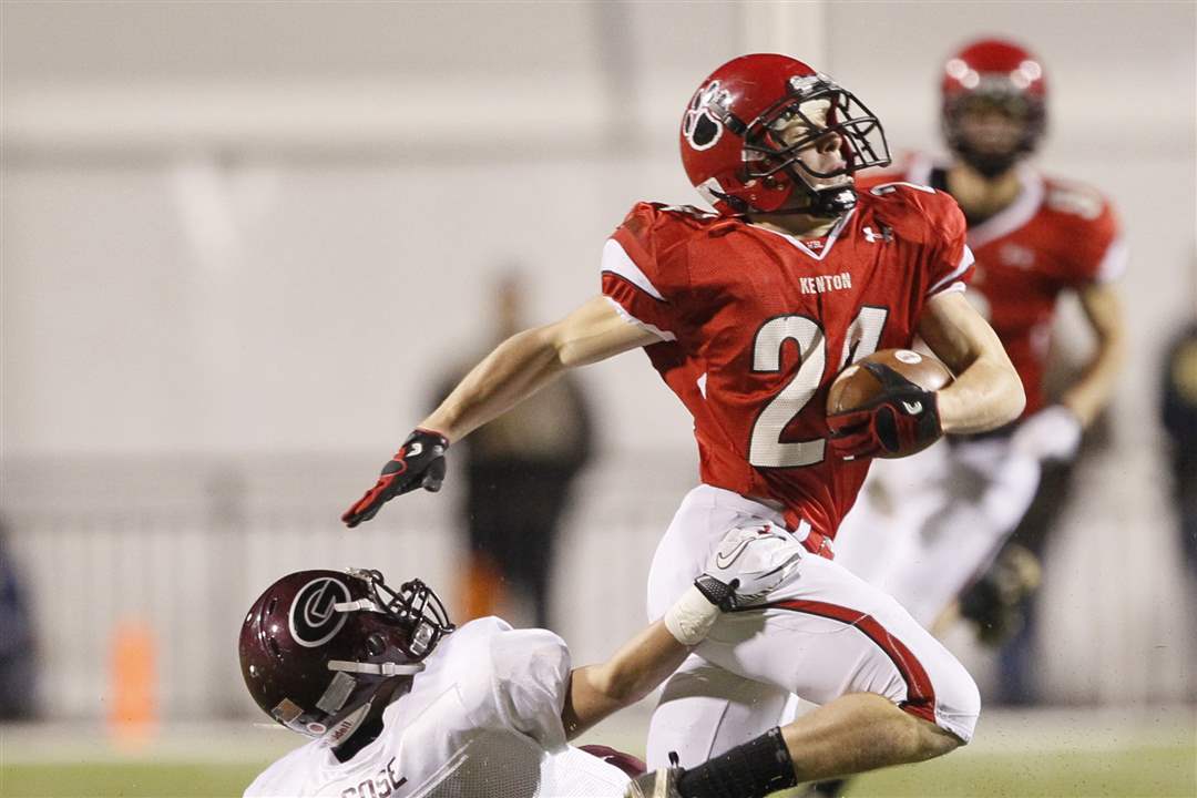 Genoa-Casey-Gose-tackles-Kenton-Zach-Wolowicz