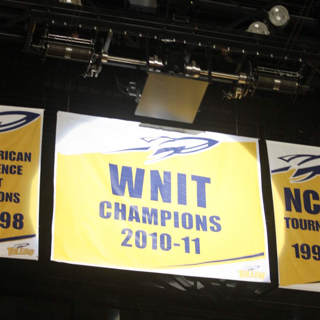 WNIT-banner-Savage-Arena-rafters