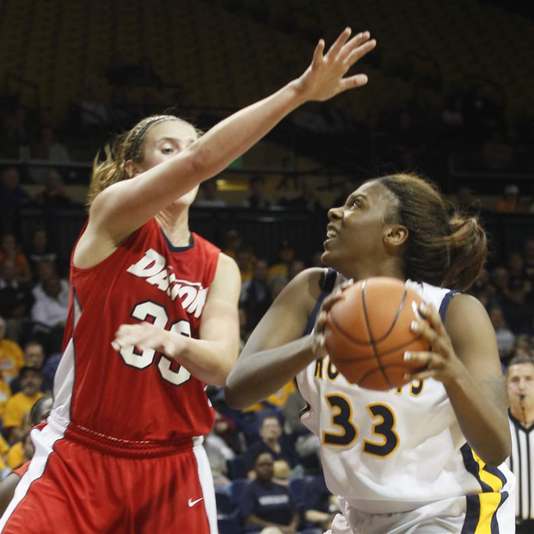 Yolanda-Richardson-looks-for-open-basket-against-Cassie-Sant