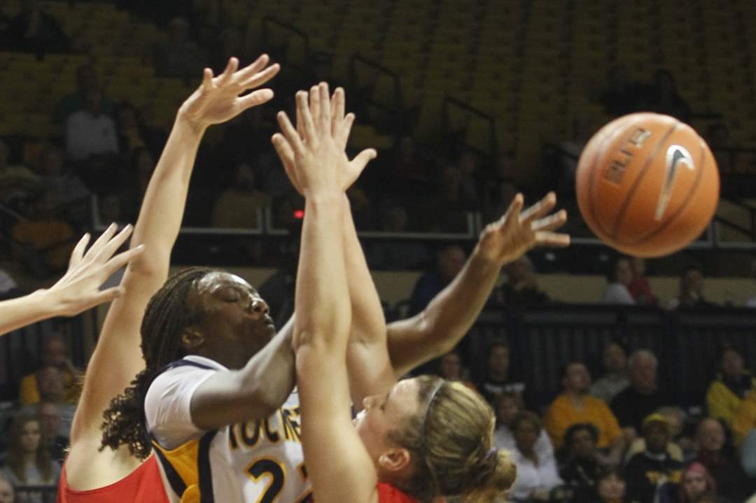 Andola-Dortch-passes-through-Andrea-Hoover-arms