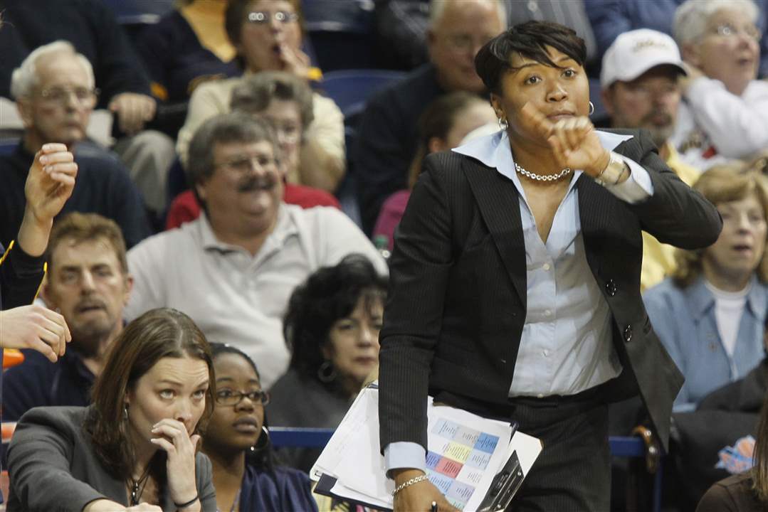 Katie-Griggs-Nitra-Perry-assistant-coaches-give-direction