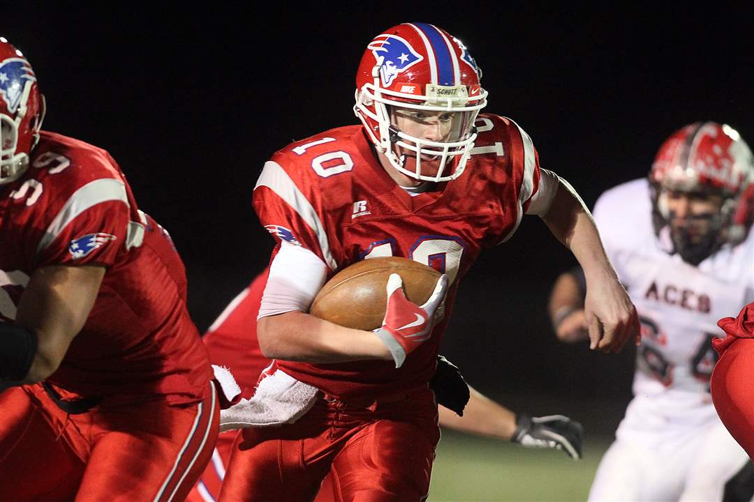 Patrick-Henry-QB-Jones-runs-the-ball-against-Hicksville