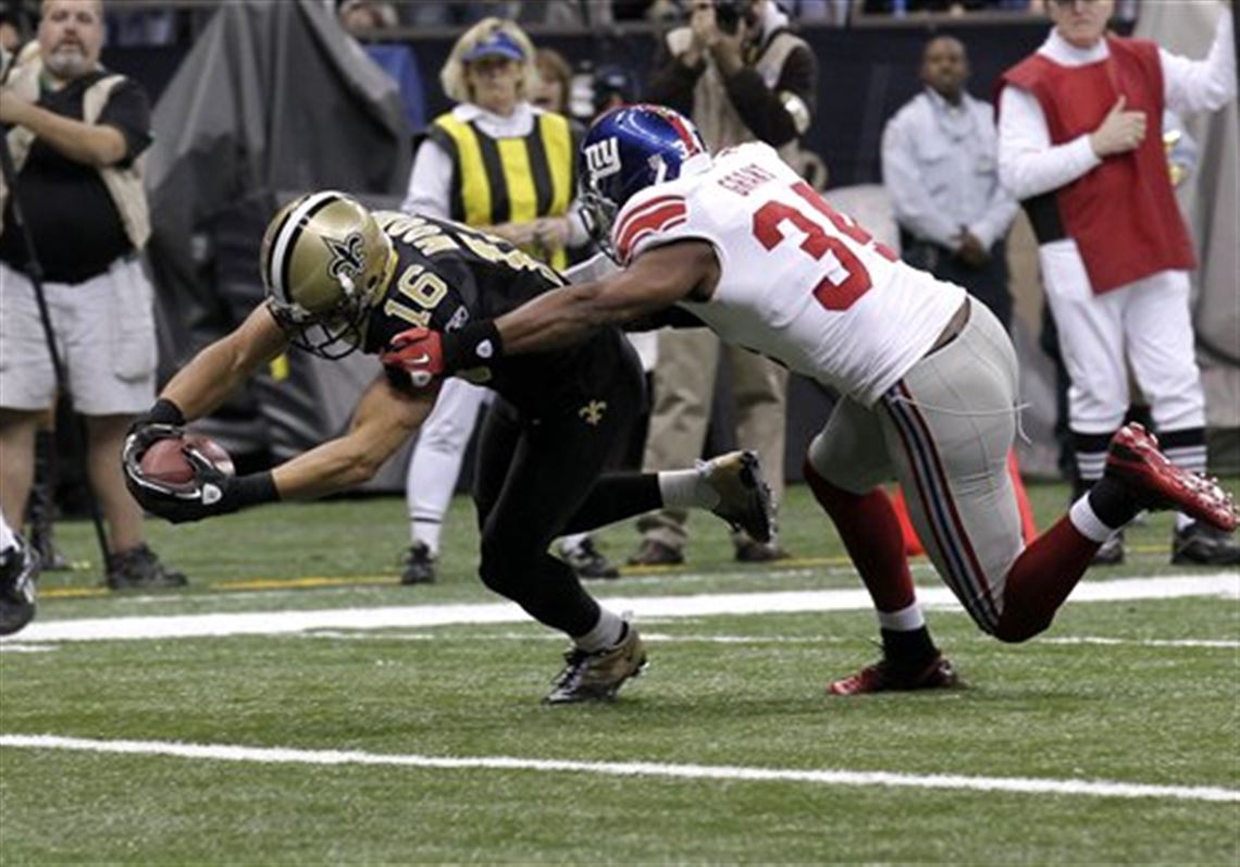 New Orleans Saints receiver Lance Moore (16) takes a short Drew