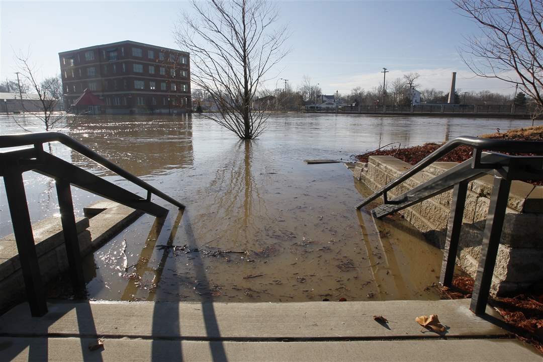 flooded-stairs-river-raisin