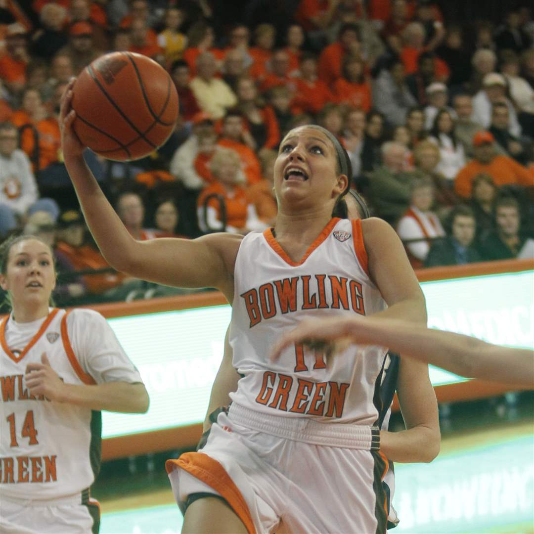 BGSU-s-Jillian-Halfhill-goes-in-for-a-layup