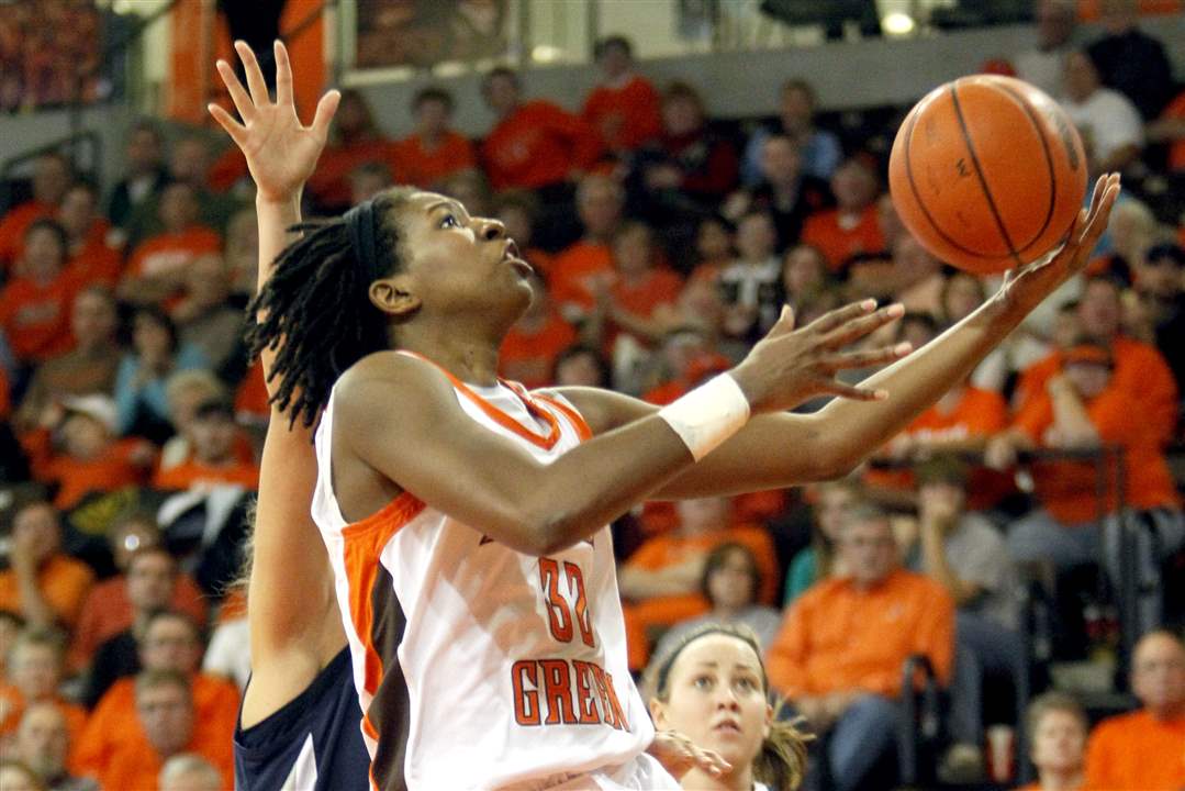 BGSU-s-Alexis-Rogers-scoring-in-front-of-Butler-s-Amanda-Raker