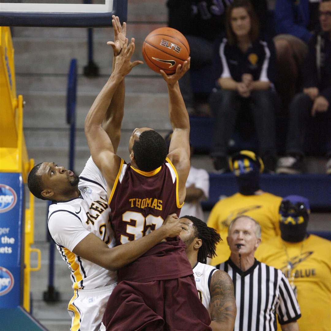 UT-player-Dear-defends-against-Loyola-Chicago-player-Christian-Thomas