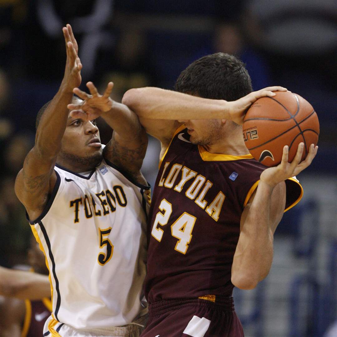 UT-player-Pearson-defends-against-Loyola-Chicago-player-Averkamp