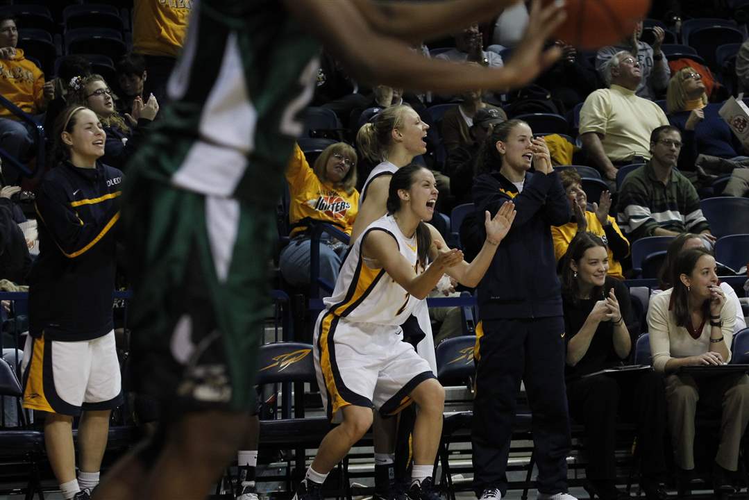 The-UT-bench-cheers-a-McCormick-3-pointer