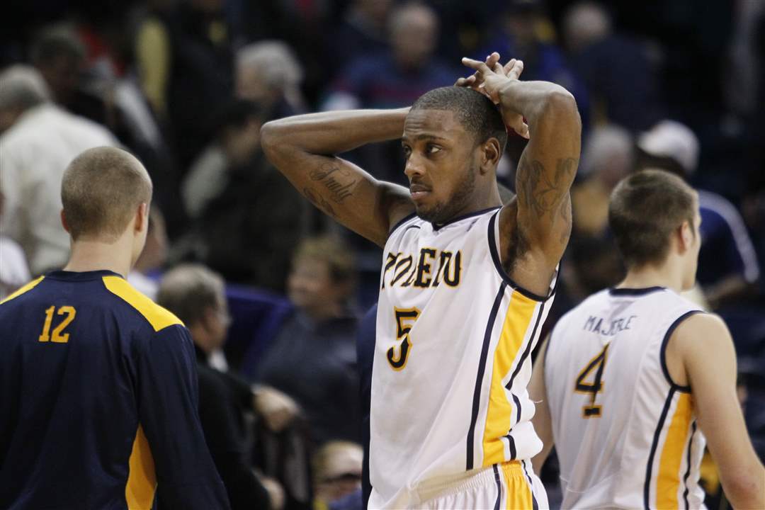 UT-player-Pearson-walks-off-the-court-after-losing-in-final-seconds