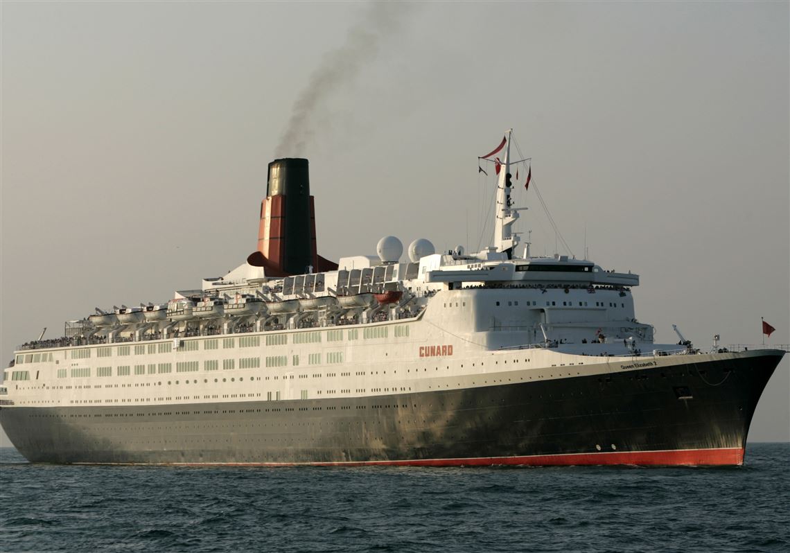 Квин элизабет дубай. Queen Elizabeth 2 лайнер. RMS Queen Elizabeth 2 порт Рашид - Дубай. Queen Elizabeth корабль Дубай. Судно Королева Елизавета.