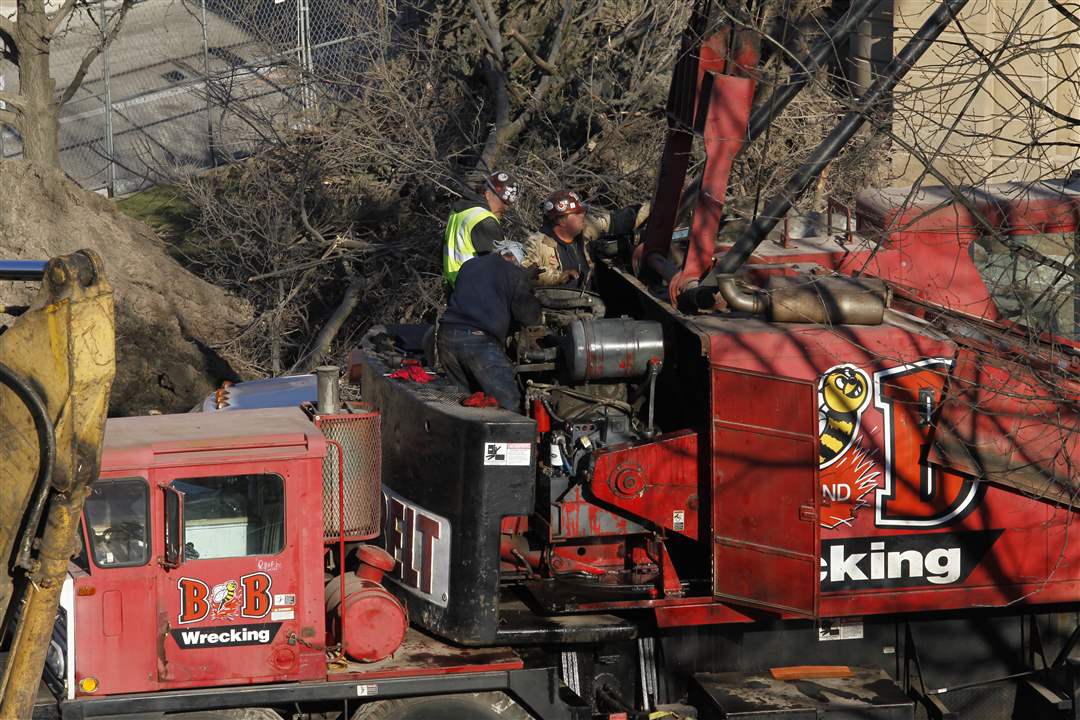 workers-repair-crane