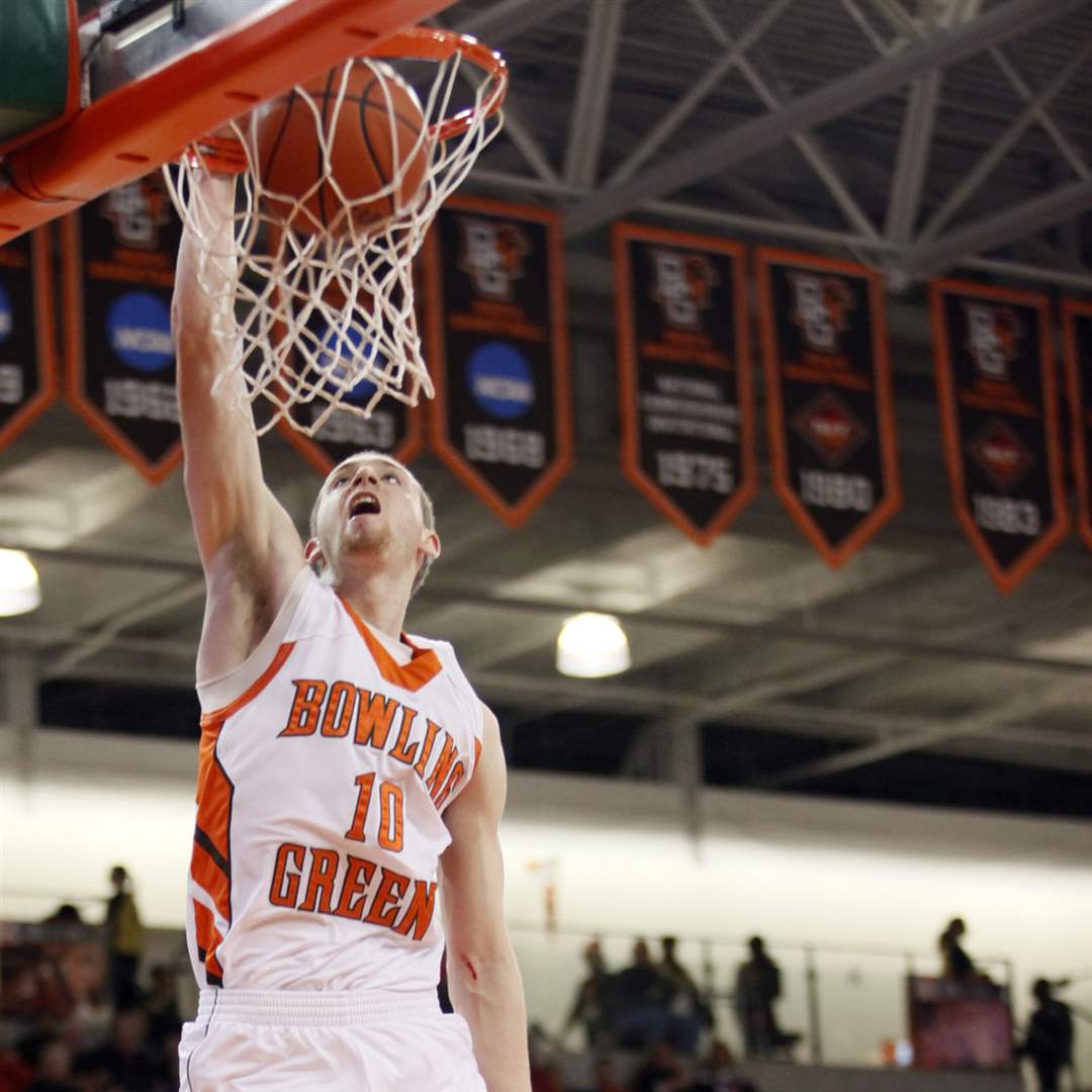 BGSU-Akron-Scott-Thomas-dunk