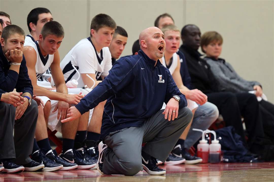 Lake-head-coach-Ryan-Bowen-hollers-directions-to-his-team