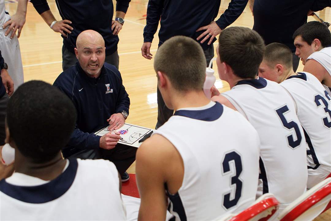 Lake-head-coach-Ryan-Bowen-instructs-his-team