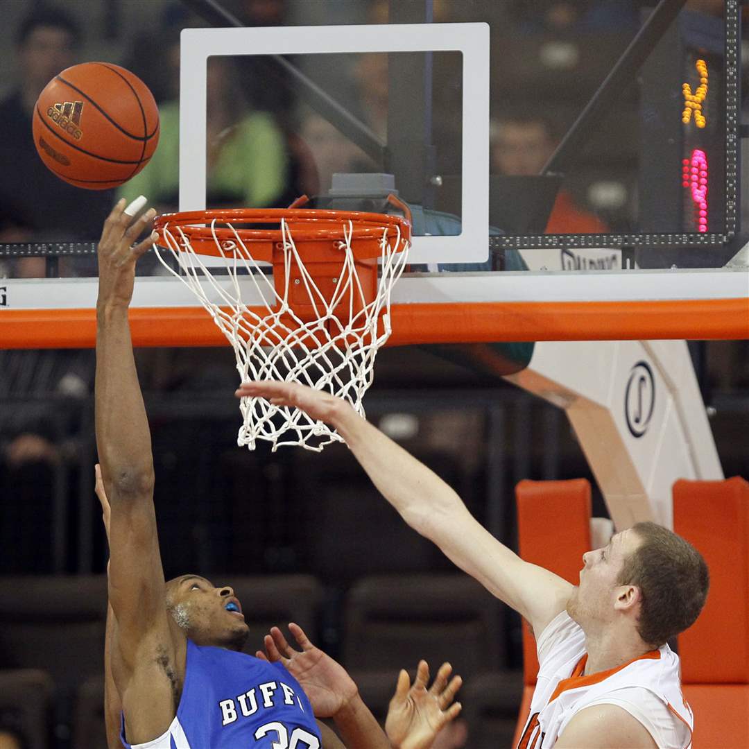 BGSU-forward-Scott-Thomas-defends-against-a-Buffalo-shot