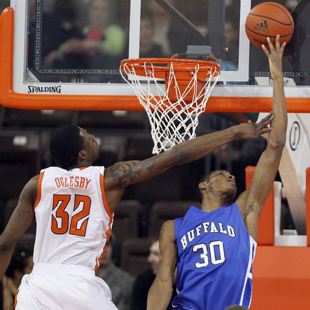 BGSU-forward-Torian-Oglesby-on-defense