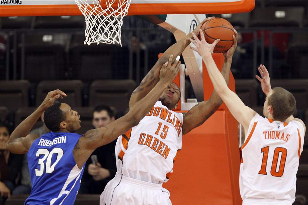 Bowling-Green-State-University-forward-A-uston-Calhoun-15-pulls-in-a-rebound